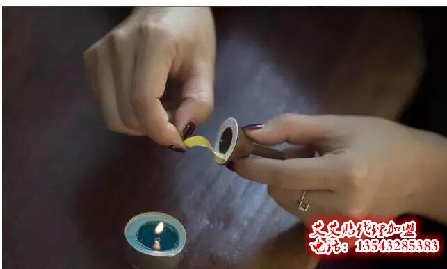 撕开“艾艾贴”底部胶纸 撕开“艾艾贴”底部胶纸