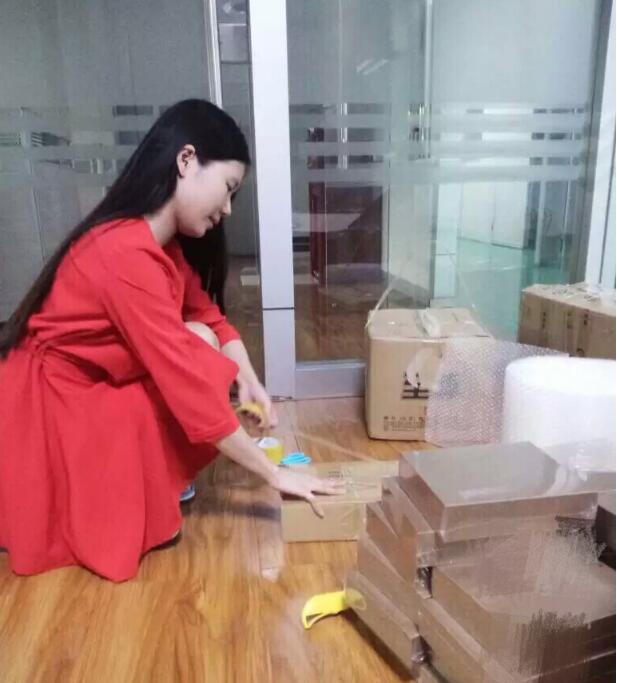 后来我每天打包的快递非常多,也很忙,有时候快递都是整箱整箱寄走.