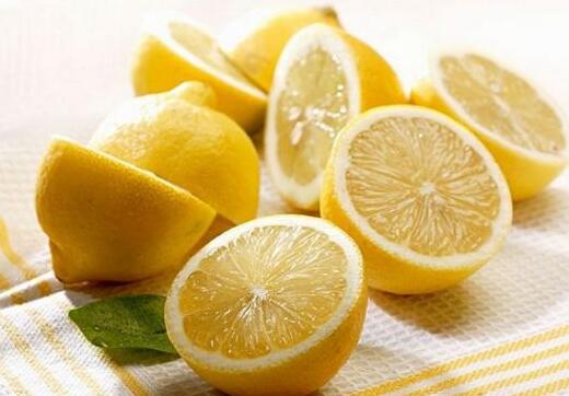 柠檬的艾艾贴调理胃胀的方法